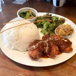 Bonsowa ShiyokuD - 日替わりプレートA（チキンカツデミグラスソース、チンゲン菜の中華風卵炒め）ご飯大盛り@950円
                      