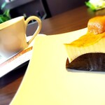 Patisserie & Chocolatier & Cafe  Lotus M - 別方向。