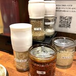 油そば専門店 歌志軒 - 卓上の味変あれこれ