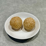 Sesame dumplings (2 pieces)