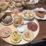 台湾料理 花粥 - 料理写真:【8種の彩り小皿膳-台湾鶏排-】
      『台湾鶏排』
      『肉焼売』
      『干絲豆腐』
      『春巻き』
      『麻辣蒸し鶏』
      『海老マヨ』
      『梅ザーサイ』
      『選べるミニ麺(豆乳鶏湯麺)』
      『九龍球』