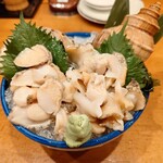 Hama no Ryoshi Izakaya Kochira Marutoku Gyogyobu Sendaiekimaekebiruten - 左：ゴロゴロあわび刺し、右：活つぶ貝刺し