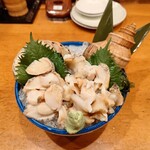 Hama no Ryoshi Izakaya Kochira Marutoku Gyogyobu Sendaiekimaekebiruten - 左：ゴロゴロあわび刺し、右：活つぶ貝刺し