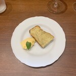 オステリア ジョイア - バナナのケーキ
　茨城県産 クインシーメロンのアイス添