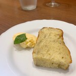 オステリア ジョイア - バナナのケーキ
　茨城県産 クインシーメロンのアイス添