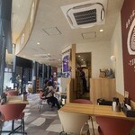 Hiroshima Shirunashi Tantanmen - Tsubasa - 2nd - 店内は白い天井、シート貼りのガラス張り壁&ワンポイントで店名マークの飾り壁のある白壁、白&灰色のPタイル貼り床、シンプルでスッキリした雰囲気、BGMはJ-POP