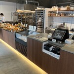 Aloft Hon Ten - 入ってすぐ店舗のパン購入ゾーンです。