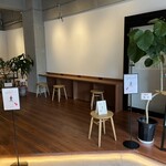 Aloft Hon Ten - カフェスペースです。シンプルでモバイルコンセントもあり使いやすい空間もあり。