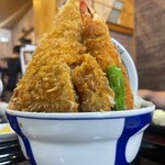 Taishu Shokudo Suzunoki - 海の幸の贅沢醤油カツ丼。名前に醤油があるだけあって、気持ち強め。