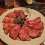 焼肉・薬膳 雑草家 - 上タン塩レモン三人前(3枚既に焼いています)