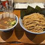 Dogenzaka Mammoth - 濃厚味玉・肉入りつけ麺 1200円。麺特盛440g 150円。海苔トッピング 50円。