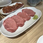 Wagyu Sumibi Yakiniku Sugiyama - 上タン、見た目はあんまり美味しそうに見えない（失礼）が、ちゃんとサクッとした食感！少しピール感のあるこだわりのレモン汁も美味しい。