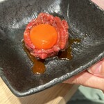 Wagyu Sumibi Yakiniku Sugiyama - 炙りユッケ、見ての通りしっかりレア！