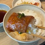 Sumibi Yakiniku Niku no Takumi Hiuchi - 生肉ユッケを巻きます。