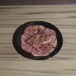 ホルモン焼肉 ハレノヒ - 続いては「魅惑のロース」1760円に手を付けてみることに。