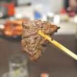 ホルモン焼肉 ハレノヒ - よく焼きにしたことで熱々感が素晴らしく、スッキリかつミートフルな旨味が押し寄せるのが吉！