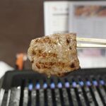 ホルモン焼肉 ハレノヒ - ロースなので脂身よりも肉の割合が多く、芯まで火を通していきます！