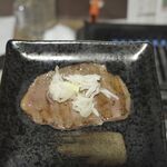 ホルモン焼肉 ハレノヒ - 焼いたあとはネギ塩ダレを投下！