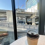 カルディコーヒーファーム CAFE&BAKES - 首都高速道路、ペデストリアンデッキ、右手奥に山手線