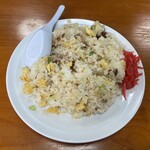 Hiyodori Chinese - キャーーー！！！ひよどりのチャーハン！
                        
                        久しぶりに食うなぁ〜白いチャーハンヽ(´o｀
                        
                        ひよどりはセットメニューに
                        ラーメン+半チャーハン
                        チャーハン+半ラーメン
                        がある！
                        
                        コレ有りそで無いのよ。