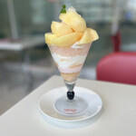 Takano Fruit Parlour Ikebukuro Tobu Ten - 岡山県産桃のパフェ２３１０円。下のピンクの層はムースみたいです。色んな食感で楽しめます！