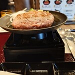 Torokeru Hamburger Steak Fukuyoshi Gifu Uzura Ten - 半分焼かれたハンバーグが陶板上に載せられて提供され
                      下からロウの固形燃料1つで加熱調理していく
                      
                      片面焼かれた状態で提供されるので
                      そのまま1分程度焼き