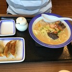 Ringer Hut Yokohama Konandai Ten - スモールちゃんぽんと餃子3個