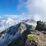 Hakuba Sanso - 白馬岳山頂から明日縦走する杓子岳と白馬鑓ヶ岳の稜線が見える。