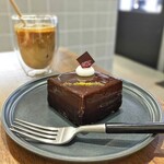 TART SQUARE - ・チョコレートピスタチオタルト850円・アイスカフェラテ650円　チョコとピスタチオの2層のムース仕立てのタルト。ピスタチオよりチョコの方が強めですが美味しかったです。