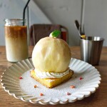 maverick.coffeeandvoid - ・桃のまるごとタルト1050円・アイスカフェオレ　520円　甘くてしっとりタルトにフレッシュなまるごと桃がドーン。