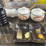 馬刺し専門店 たけちゃん - お醤油に左は生姜を、右はニンニクを入れてお好みで頂きました♫