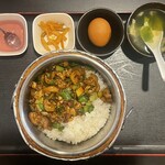 Konan Ryori Ri Chuu Ueno Ten - 骨抜き豚足と青唐辛子炒め木桶ご飯　1000円（税込）