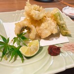 地下だけど入ったら雰囲気が良くて料理人がしっかり食事を作ってお酒もたくさんあって楽しいお店。ごんべえ - 