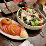 居酒屋 和ひろ - トマト間違えて切ってしまったのでどーぞーとサービス。ん？サービスと言って腹パンにさせられたような気もする？奥はこれまたてんこ盛りのサラダ