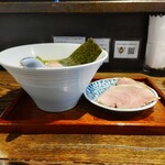 メンドコロ キナリ - Ramen 濃口醤油 肉増し 1,250円 ♪