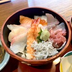 魚夏 - ◆ 海鮮丼
見た目コンパクトながら、
深さがあるのでボリュームは割と多め。