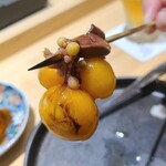 Yakitori Kakehashi Honten - ⑬ちょうちん【タレ】(みやざき地頭鶏)《サービス品》
                      半熟のトロトロ感を残したミディアムレアな焼き加減、薄皮に包まれた卵黄のプチュッとした歯応えと濃厚なコク、卵管周りの内臓も臭みがありません