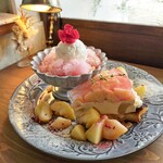 Cafe Luire - 桃のパンナコッタとタルト2種プレート 2030円
                      ・桃のパンナコッタ 〜桃ミルキーアイス〜(左)
                      ・桃とアールグレイのタルト・桃増し400円