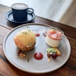 nichi nichi BAKE - ・桃のパイタルト1260円・桃のブラマンジェ500円・カフェラッテ660円