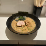 Menya Ryujin - 豚鶏白湯(醤油) 800円