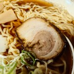 麺や　俺ん家 - この焼豚は、僕の好みな感じで美味しいなあ❗️
            
            トッピングが100円で済むのなら、相当コスパが良い
            絶対に追加した方が良いと思える