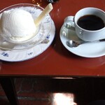 Kogen Sha Coffee Kan - ブレンドコーヒーとアイスクリーム。