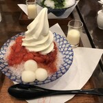 Tsubakiya Cafe Razona Kawasaki Ten - かき氷　いちごにソフトクリームトッピング　右側ドリンクも注文