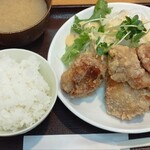 Teishokuya Iwai - 唐揚げ定食。少な目でもこの量