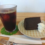 カフェ サルビア - ココアシフォンケーキとアイスコーヒー