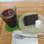 カフェ サルビア - ココアシフォンケーキとアイスコーヒー