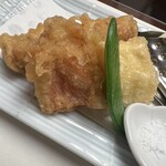 梅の花 - ユメカサゴと豆腐真丈の天麩羅と湯葉揚げ　湯葉揚げはおからの煮物を湯葉で巻いて揚げたもので、揚げ物全般がコーンスターチ入ってる的なバリッとした食感強め