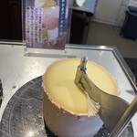 ホテル白菊 - ワインのつまみ用のチーズは自分で削って食べられます。その他ピクルスやオリーブクラッカー、豚のハムなど置いてあります。