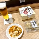 Sakura Lounge Komatsu Kuko - 生ビール、守岡さんちの焼きいなり、焼いわし、柿の種、ミックスあられ