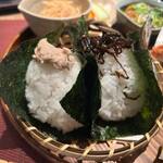 Onigiri Cafe Omusubi Kororin - おにぎりは選べたんでツナマヨと昆布をお願いしてみました。
                         
                        おにぎりに使ってある海苔は味の濃い兵庫県産の須磨海苔、握るお塩は地元須恵町の仙之助さんのミネラルたっぷりのお塩です。
                         